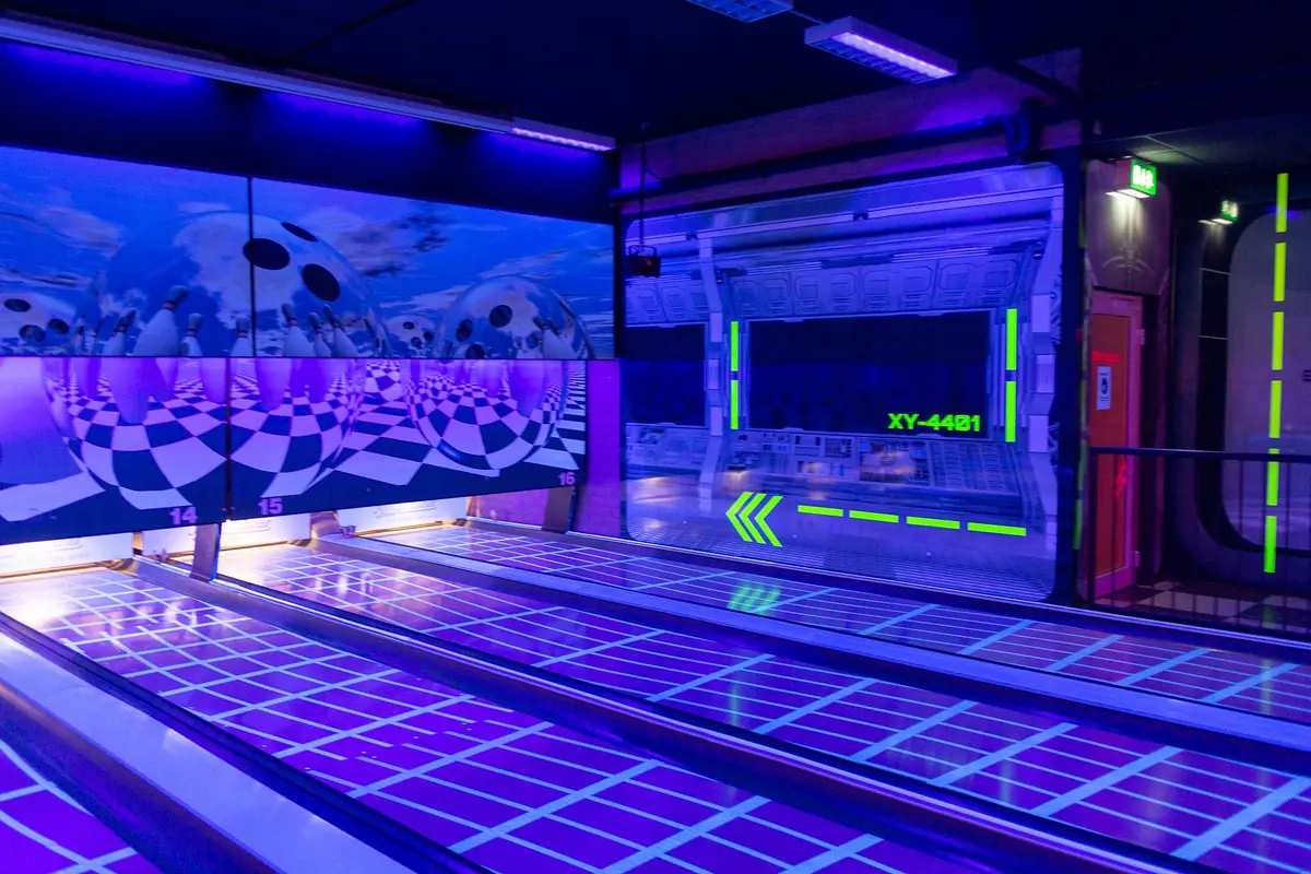 Die Bahnen des XXL Sportcenter Duisburg leuchten unter Schwarzlicht