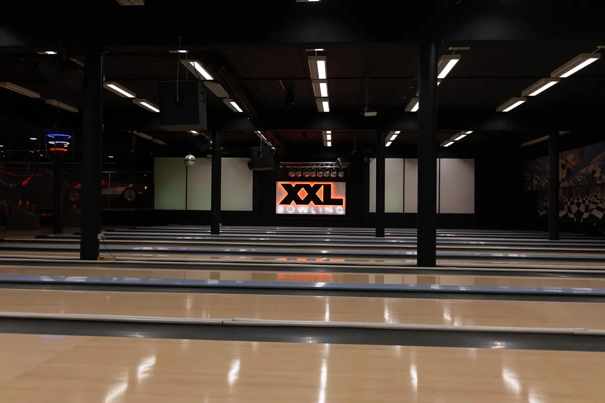 Die Bowlinghalle des XXL Sportcenter Duisburg am Abend