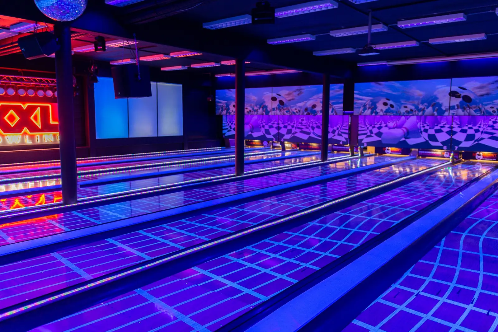 Bowling Ratingen: 16 Bahnen unter UV-Licht im XXL Sportcenter in Duisburg