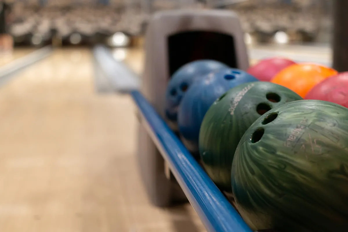 Bowlingkugeln in verschiedenen Gewichten in der Rückgabe