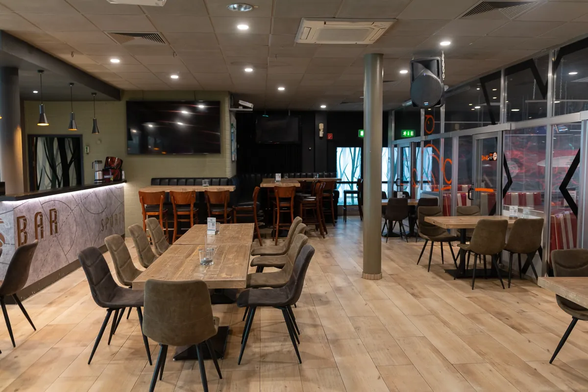 Sports Bar mit Großbildleinwand im XXL Sportcenter Duisburg