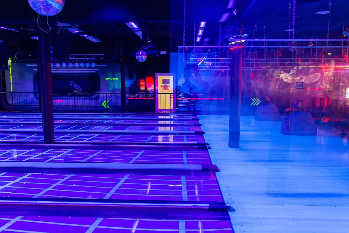 Bahnen mit Projektion und Lichteffekten im XXL Sportcenter Duisburg
